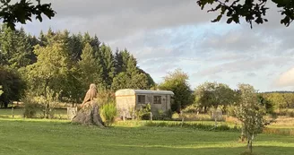 Roulotte entourée par un écrin de verdure