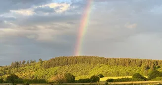 Arc-en-ciel sur le Puy de la Roche depuis la roulotte 360°nature. 