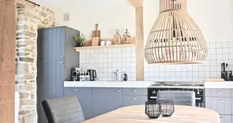 keuken-vakantiehuis-lott-saint-germain-les-belles-landelijke-keuken-natuurstenen-aanrechtblad keuken-vakantiehuis-lott-saint-germain-les-belles-landelijke-keuken-natuurstenen-aanrechtblad