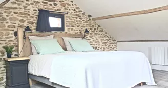 slaapkamer-vakantiehuis-lott-saint-germain-les-belles-zolderkamer-heerlijke-boxspringbedden slaapkamer-vakantiehuis-lott-saint-germain-les-belles-zolderkamer-heerlijke-boxspringbedden