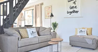 woonkamer-vakantiehuis-lott-saint-germain-les-belles-robuust-leren-bankstel woonkamer-vakantiehuis-lott-saint-germain-les-belles-robuust-leren-bankstel