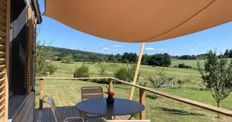 Roulotte du Verger et sa terrasse plein sud donnant sur la nature.