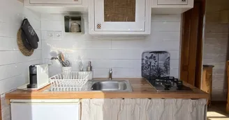Roulotte du Verger, kitchenette.