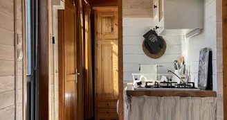 Roulotte du Verger et sa kitchenette.