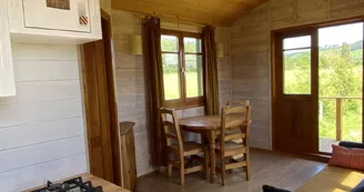Roulotte du Verger, séjour depuis la kitchenette