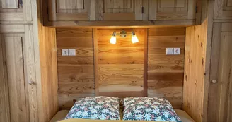 Roulotte du Verger et sa chambre confortable