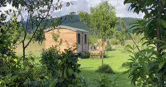 Roulotte du Verger dans son paysage naturel