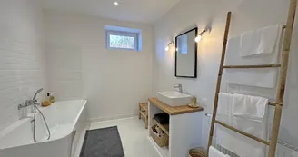 Les Granges du Tais à Ambazac en Haute-Vienne (Nouvelle Aquitaine) - chambre 1 dortoir avec salle de bains et WC_32
