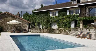 Les Granges du Tais à Ambazac en Haute-Vienne (Nouvelle Aquitaine) - Espace piscine_2