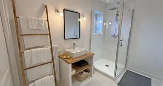 Les Granges du Tais à Ambazac en Haute-Vienne (Nouvelle Aquitaine) - chambre 1 dortoir avec salle d'eau et WC_33