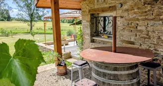 Gite du Clos du Got à Saint Yrieix La Perche en Haute-Vienne - petite terrasse couverte au pignon_18