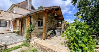 Gite du Clos du Got à Saint Yrieix La Perche en Haute-Vienne - petite terrasse couverte au pignon_17