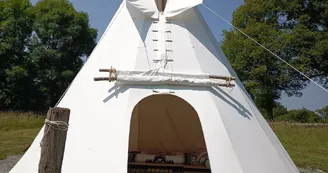 Entrée d’un tipi du Village insolite