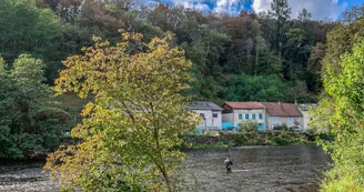 Pêche à la mouche sur la Vienne à côté du vieux pont à Saint Léonard de Noblat Pêche à la mouche sur la Vienne à côté du vieux pont à Saint Léonard de Noblat