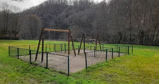 Aire de jeux pour les enfants à Beaufort à côté du camping municipal de Saint Léonard de Noblat labellisé pêche Aire de jeux pour les enfants à Beaufort à côté du camping municipal de Saint Léonard de Noblat labellisé pêche