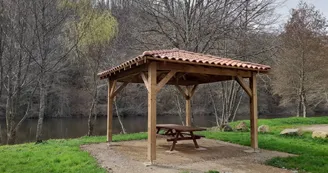 Table de pique-nique abritée de la pluie et du soleil à Saint-Léonard de Noblat au bord de la Vienne Table de pique-nique abritée de la pluie et du soleil à Saint-Léonard de Noblat au bord de la Vienne
