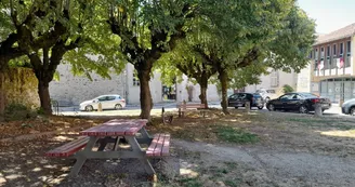 Bancs et tables de pique-nique sous les arbres dans le centre de Saint-Léonard de Noblart rue Roger Salengro Bancs et tables de pique-nique sous les arbres dans le centre de Saint-Léonard de Noblart rue Roger Salengro