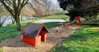 Aire de jeux pour les petits enfants et terrain de pétanque à côté de l'étang au site de Pradelles à Saint Paul en Limousin Aire de jeux pour les petits enfants et terrain de pétanque à côté de l'étang au site de Pradelles à Saint Paul en Limousin