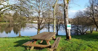 Aire de pique-nique au bord de l'eau au site de Pradelles à Saint Paul en Limousin Aire de pique-nique au bord de l'eau au site de Pradelles à Saint Paul en Limousin