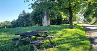 Tables de pique-nique à Moissannes entre Saint-Léonard de Noblat et la Creuse Tables de pique-nique à Moissannes entre Saint-Léonard de Noblat et la Creuse