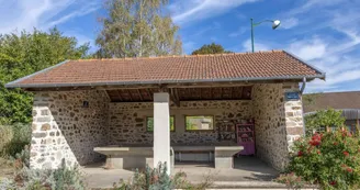 Le lavoir du Châtenet en Dognon à côté de l'église avec ses bancs et sa boîte à livres Le lavoir du Châtenet en Dognon à côté de l'église avec ses bancs et sa boîte à livres