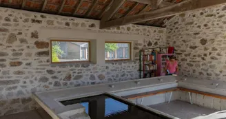 Le lavoir du Châtenet en Dognon à côté de l'aire de pique-nique où s'abriter en cas de pluie Le lavoir du Châtenet en Dognon à côté de l'aire de pique-nique où s'abriter en cas de pluie