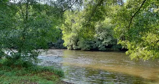 Pique-niquer au calme le long de la Vienne à Saint-Léonard de Noblat en Limousin Pique-niquer au calme le long de la Vienne à Saint-Léonard de Noblat en Limousin