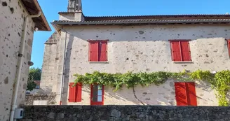 L'église de Royères vue de côté depuis les tables de pique-nique dans le jardin L'église de Royères vue de côté depuis les tables de pique-nique dans le jardin