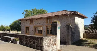 La Petite Ecure salle polyvalente à Royères à côté de l'église et de l'aire de pique-nique La Petite Ecure salle polyvalente à Royères à côté de l'église et de l'aire de pique-nique
