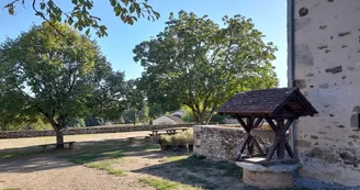 Le Jardin du Presbytère avec ses bancs et tables de pique-nique à Royères en Haute-Vienne Le Jardin du Presbytère avec ses bancs et tables de pique-nique à Royères en Haute-Vienne