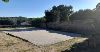 Terrain de pétanque à côté de l'aire de pique-nique de Royères en Limousin Terrain de pétanque à côté de l'aire de pique-nique de Royères en Limousin