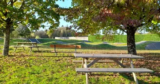 Aire de pique-nique de Champnétery à côté de la salle des fêtes avec jeux pour enfants et pumptrack Aire de pique-nique de Champnétery à côté de la salle des fêtes avec jeux pour enfants et pumptrack