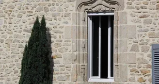 Fenêtre provenant du château de Monisme_1 Fenêtre provenant du château de Monisme_1