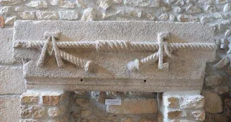 Fenêtre provenant du château de Monisme_4 Fenêtre provenant du château de Monisme_4