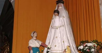 Vitrail représentant Notre Dame de Toute Bonté Vitrail représentant Notre Dame de Toute Bonté