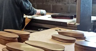 Découpe des formes des futures semelles