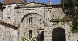 porche d'entrée XVIIème siècle du couvent des Carmes
