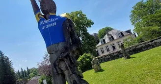 Statue de Poupou avec son maillot Mercier Statue de Poupou avec son maillot Mercier