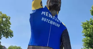 Statue du champion cycliste Raymond Poulidor Statue du champion cycliste Raymond Poulidor