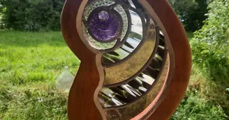 vitraux enchâssé dans une pièce en bois à suspendre 1