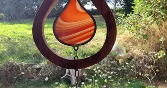 vitraux enchâssé dans une pièce en bois à suspendre 3