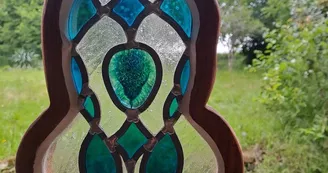 vitraux enchâssé dans une pièce en bois à suspendre