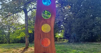 vitraux enchâssé dans une pièce en bois