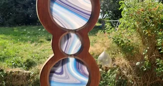 vitraux enchâssé dans une pièces en bois à suspendre 2