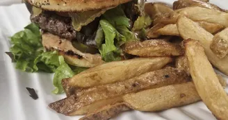 Burger limousin à l'Auberge Saint Martin bar restaurant à Saint Martin Terressus Burger limousin à l'Auberge Saint Martin bar restaurant à Saint Martin Terressus