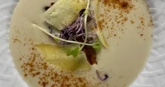 Crème d'asperges copeaux de Joncheix et lard grillé à l'Auberge Saint Martin pour la Fête des Mères Crème d'asperges copeaux de Joncheix et lard grillé à l'Auberge Saint Martin pour la Fête des Mères