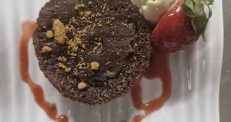 Gourmandise à l'Auberge Saint Martin avec un coulant au chocolat Gourmandise à l'Auberge Saint Martin avec un coulant au chocolat