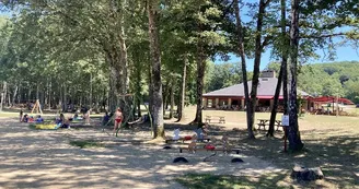 Le Relais du Lac vu depuis la plage du lac de Ste Hélène
