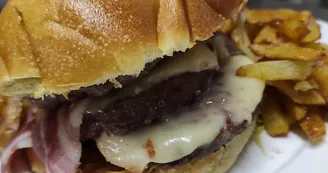 burger montagnard frites  le Hangar 87