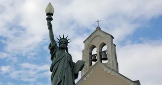 Monument aux Morts et église de Châteauneuf-la-Forêt